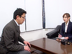 僕のおち〇ぽ見て下さい！スーツ姿の痴女に見られる男！