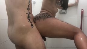 chamei meu macho pra me fuder no banheiro e ele enfiou gostoso a pica em mim