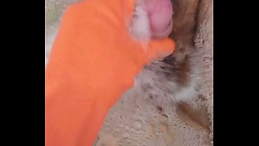 La donna delle pulizie tocca il cazzo del padrone