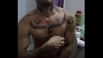 Tatuado goza en video llamada . Esc&uacute_chalo gemir