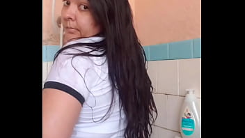 Ele ama ver meu bra&ccedil_o molhado - Parte 1