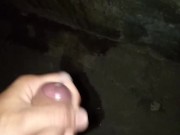 Punheta no corredor depois de uma mijada