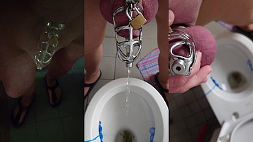 Pissen im Peniskäfig mit Katheter in Strumpfhose