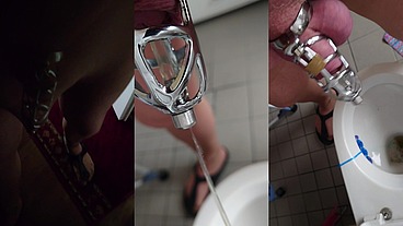 Pissen im Peniskäfig mit Katheter in Strumpfhose