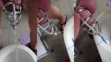 Pissen im Peniskäfig mit Katheter in Strumpfhose