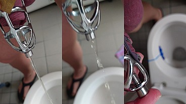 Pissen im Peniskäfig mit Katheter in Strumpfhose