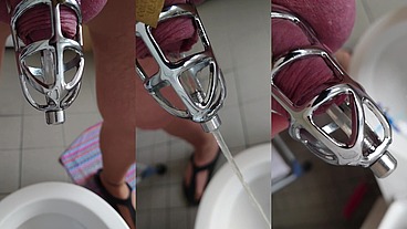 Pissen im Peniskäfig mit Katheter in Strumpfhose