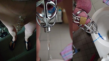 Pissen im Peniskäfig mit Katheter in Strumpfhose
