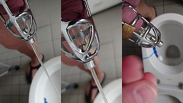 Pissen im Peniskäfig mit Katheter in Strumpfhose
