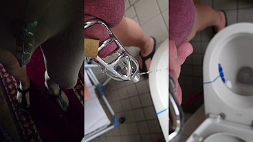 Pissen im Peniskäfig mit Katheter in Strumpfhose