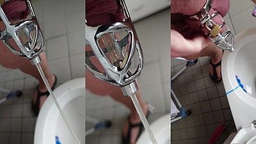 Pissen im Peniskäfig mit Katheter in Strumpfhose