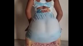 Crente rebolando de vestido