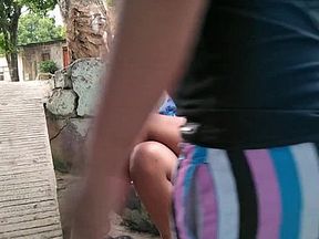 ya que no esta mi marido me follo a la vecina en la entrada de la casa