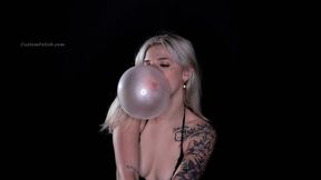 Harley's Bubble Gum Bubble Blowing 01 4K (3840x2160)