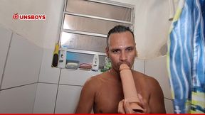 safado tomando banho batendo uma punheta enquanto coloca o vibrador no cuzinho