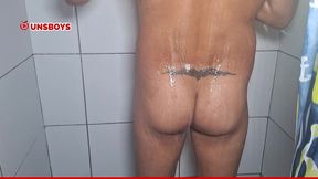 safado tomando banho batendo uma punheta enquanto coloca o vibrador no cuzinho