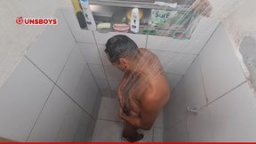 safado tomando banho batendo uma punheta enquanto coloca o vibrador no cuzinho