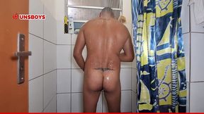 safado tomando banho batendo uma punheta enquanto coloca o vibrador no cuzinho