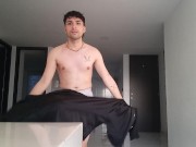 Niñato colombiano twink se queda solo en casa y se pone a bailar desnudo
