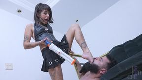 Meus pezinhos 34(BRA) escorregam até o fundo da tua garganta, vai engolir eles todinhos senão te castigo by Babe Infernal (part06-06)