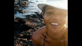 na praia reborando cu