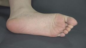 Xiaoxin shows off her beautiful feet close-up8