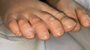 JERK OVER BARE NICOLES TOES - FULL HD
