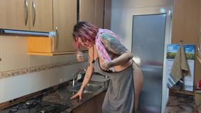 APRON FETISH SPY ME SQUIRTING IN THE KITCHEN TABLE