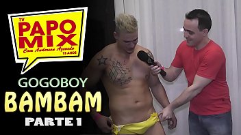 Momento PapoMix - O gostos&atilde_o Bambam com a sunga amarela estourando durante entrevista - Parte 1 - WhatsApp PapoMix (11) 94779-1519