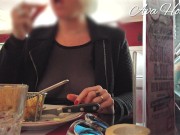 Tshirt transparent et seins nus au restaurant
