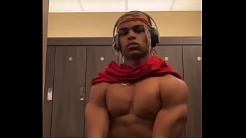 Hot lightskin flex&rsquo_s in the gym