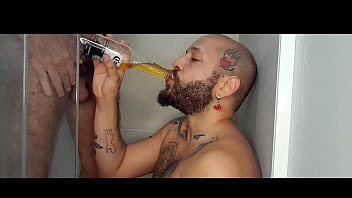 Bebendo mijo do andredogao na garrafa