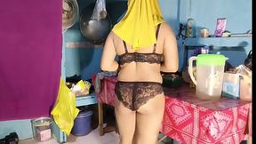Bu Mertua memasak dengan pakaian bikini