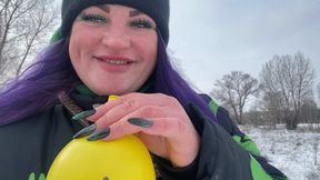 Blowtopop yellow ballon on snow