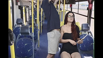 Encoxei novinha estudante no onibus e acabei gozando em seus peitinhos!