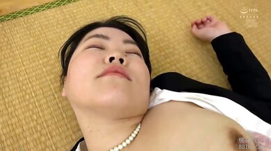 Japanese celebrity-style woman exposes breast and lactates on tatami mat
