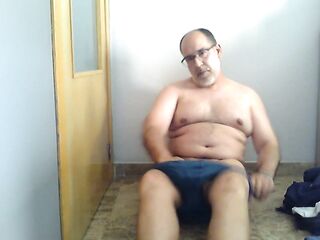 Me desnudo y me pajeo frente la cam