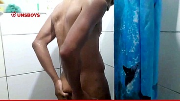 Safadinho falando sobre sexo ,tomando banho, e gozada farta