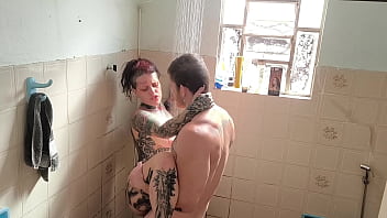 quem nunca sonhou foder a meia-irma no banho ?