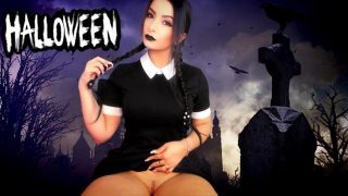 Косплейер Wednesday Addams с огромными сиськами раздевается и делает тебе инструкция по дрочке