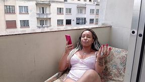 esperando o amigo do marido para levar madeirada da grande