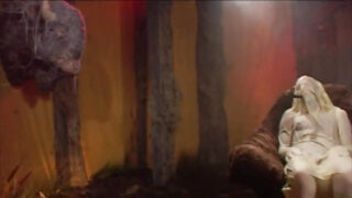 Video BDSM tentang pria budak bertato yang disodomi.