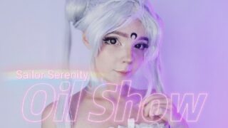 Süßes Teenie-E-Girl mit kleinen Titten, Queen Serenity von Sailor Moon, Cosplay-Schlampe, die ihre Muschi fickt