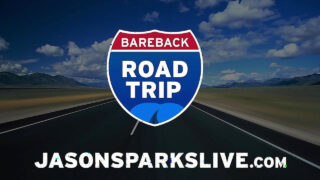 Universitetsstuderende Jordan Starr og Jason Sparks får tatoverede Spencer Daley bareback med intense blowjobs og dyb hals slikning