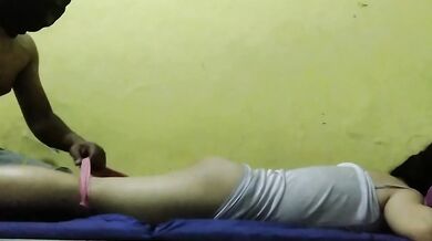 Pijat milf Angelina saat suaminya pergi dan menjilat memeknya, Milf Angelina massages while her husband is away and licks her pussy