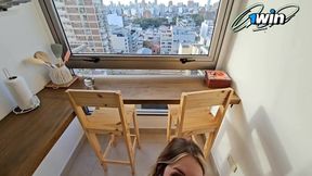 Argentinische Blondine mit perfektem Arsch von riesigem Schwanz zerfickt und mit Sperma vollgespritzt