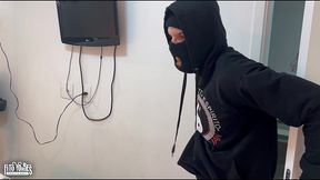 bandido invade minha casa e come meu cuzinho e o do meu marido