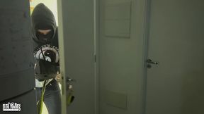 bandido invade minha casa e come meu cuzinho e o do meu marido