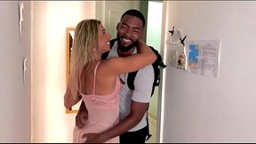 Cheguei em casa e minha mulher me deu de presente a buceta da amiga dela