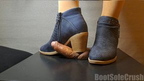 Lateral CBT Board Cock and Balls Destruction – Blue Perforated Block Heel ankle Boots (Western-Casual) Intense Trample and Massive Cumshot (23 Min). Lateral CBT Destrucción – Botines estilo Western-Casual, Trample intenso y corrida masiva (23 Min).